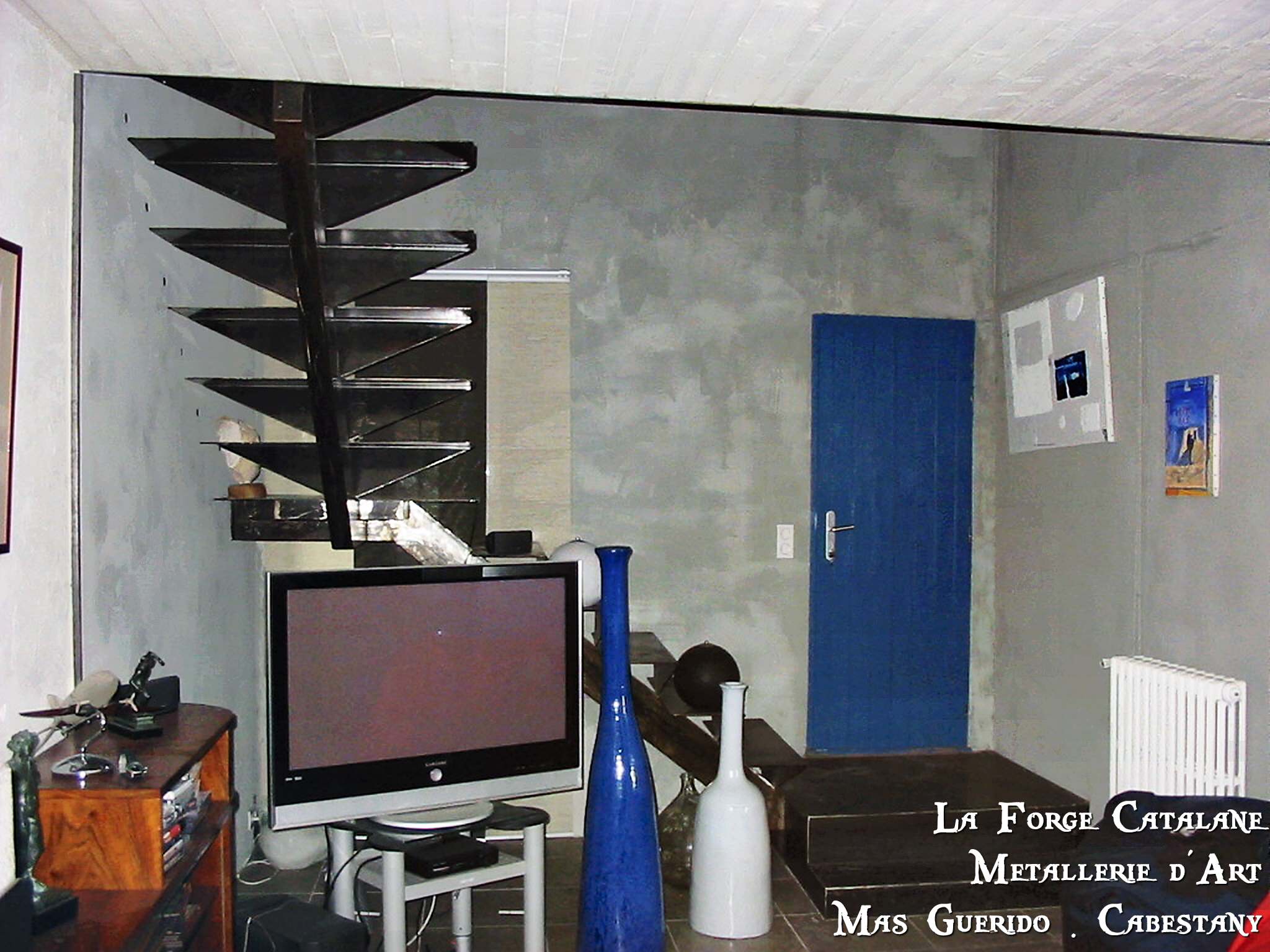 escalier limon central marches tole pliee 6 forge catalane.jpg